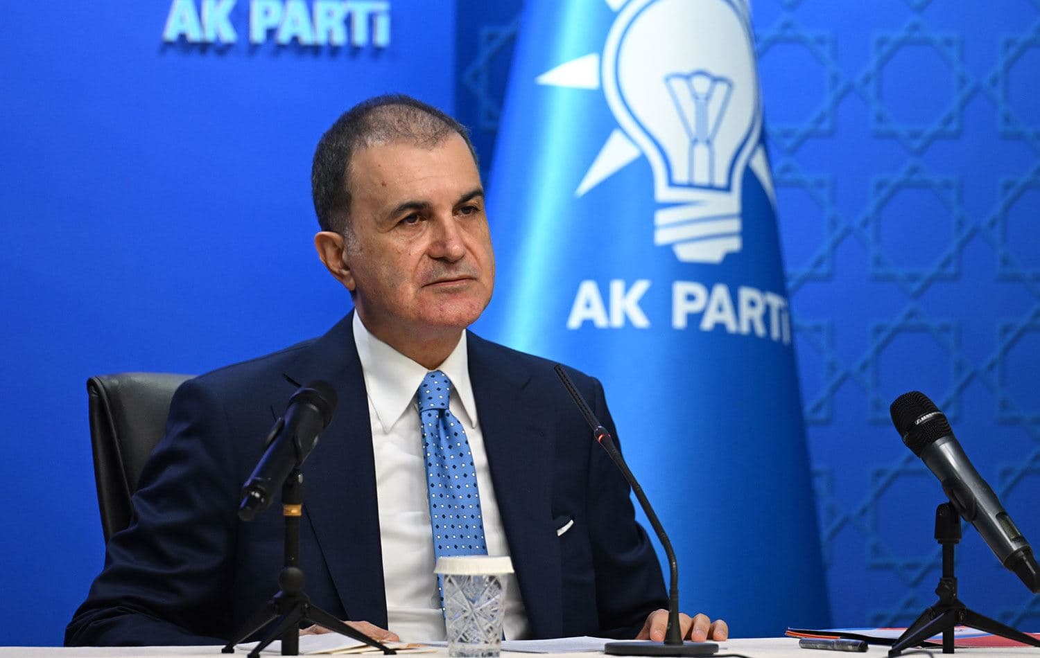 AK Parti Sözcüsü Ömer Çelik, MYK toplantısına ilişkin basın mensuplarına açıklama yaptı. / AA