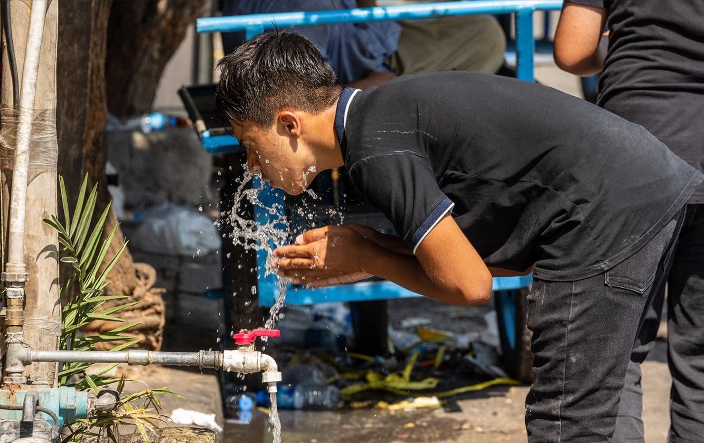 مێرمنداڵێک لە هەولێر لە گەرما ئاو بە دەموچاوی دا دەکات. وێنە: بڵند تاهیر - رووداو