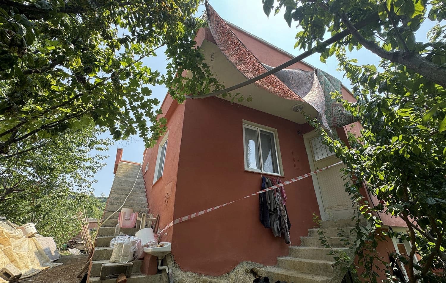Üç kişinin öldürüldüğü ev. / AA