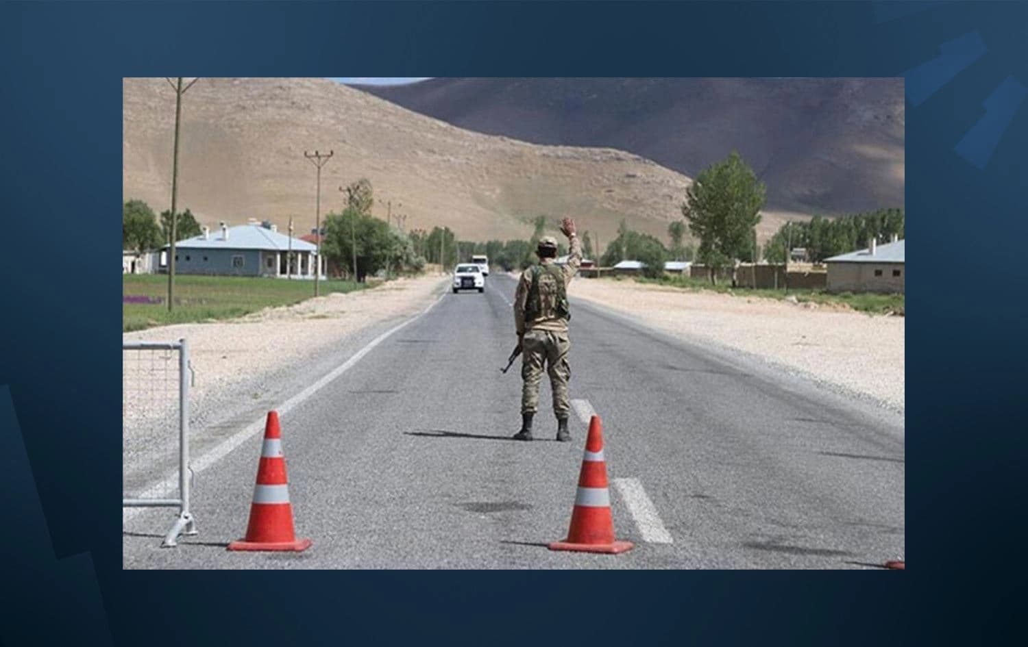 سەربازێک لە شرنەخ داوا لە شۆفێری ئۆتۆمبێلێک دەکات کە بوەستێت، ئەوەش وەکو ئاماژەیەک بۆ بوونی قەدەخەی هاتووچۆ. وێنە: ئەرشیڤ