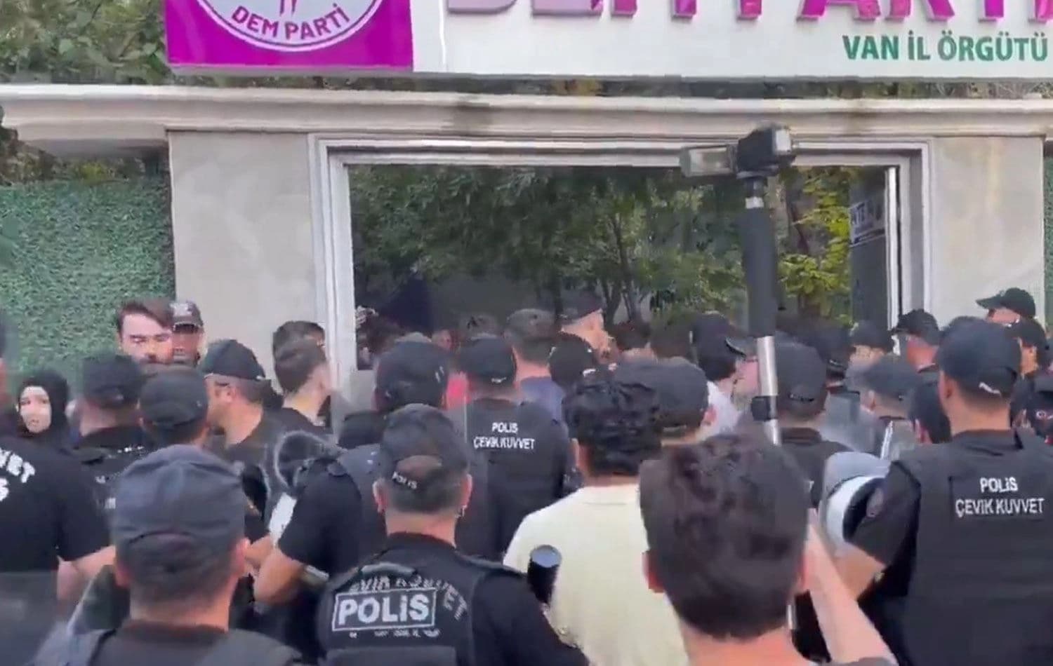 Li Wanê polîsan avahiya DEM Partiyê dorpêç kir / Wêne: Ji dîmenan