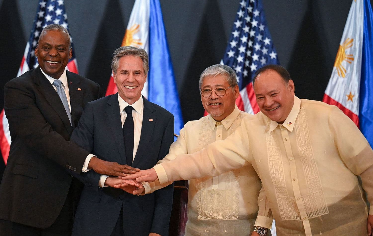 (Soldan sağa) ABD Savunma Bakanı Lloyd Austin, ABD Dışişleri Bakanı Anthony Blinken, Filipinler Dışişleri Bakanı Enrique Manalo ve Filipinler Savunma Bakanı Gilberto Teodoro, 30 Temmuz 2024'te Filipinler'de düzenlenen ortak basın toplantısının ardından el sıkıştı. (Fotoğraf: Ted ALJIBE / AFP)
