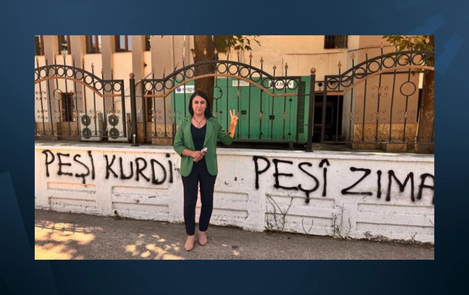 Parlamentera DEM Partiyê ya Êlihê Zeynep Oduncuyê li ser dîwarê Parêzgariya Êlihê 'Pêşî Kurdî Pêşî Ziman' nivîsî/ Wêne: Torên Civakî