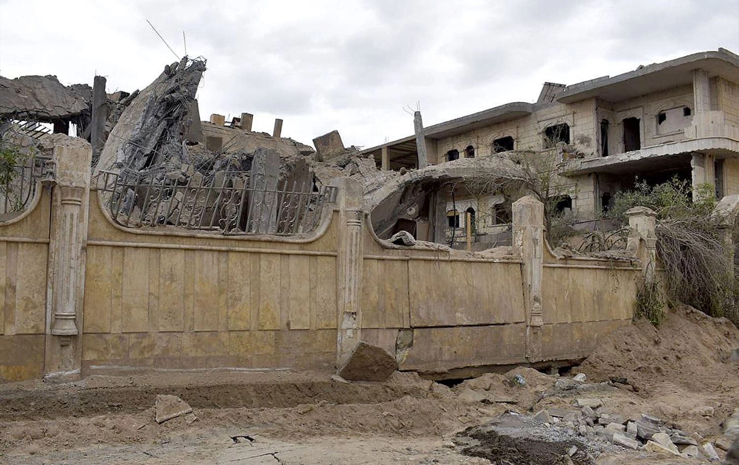 A damaged building following an air strike in Syria's eastern city of Deir Ezzor on March 26, 2024. Photo: AFP