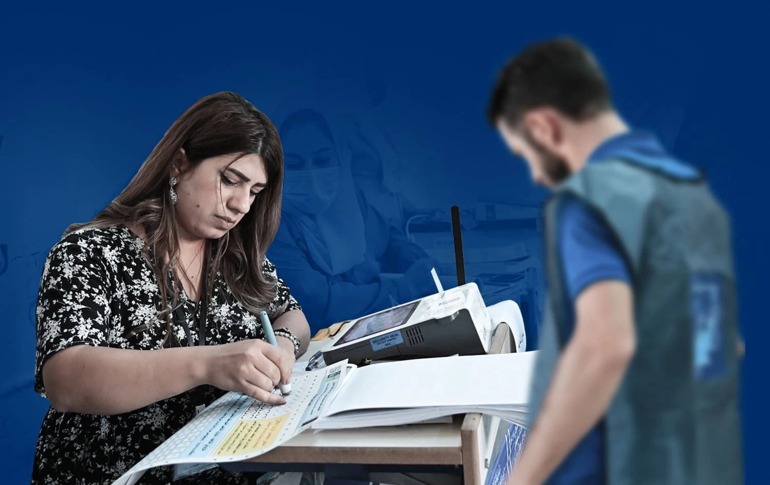 وێنەیەکی گرافیکی کە چەند کارمەندێکی سەر سندووقەکانی دەنگدان نیشان دەدات