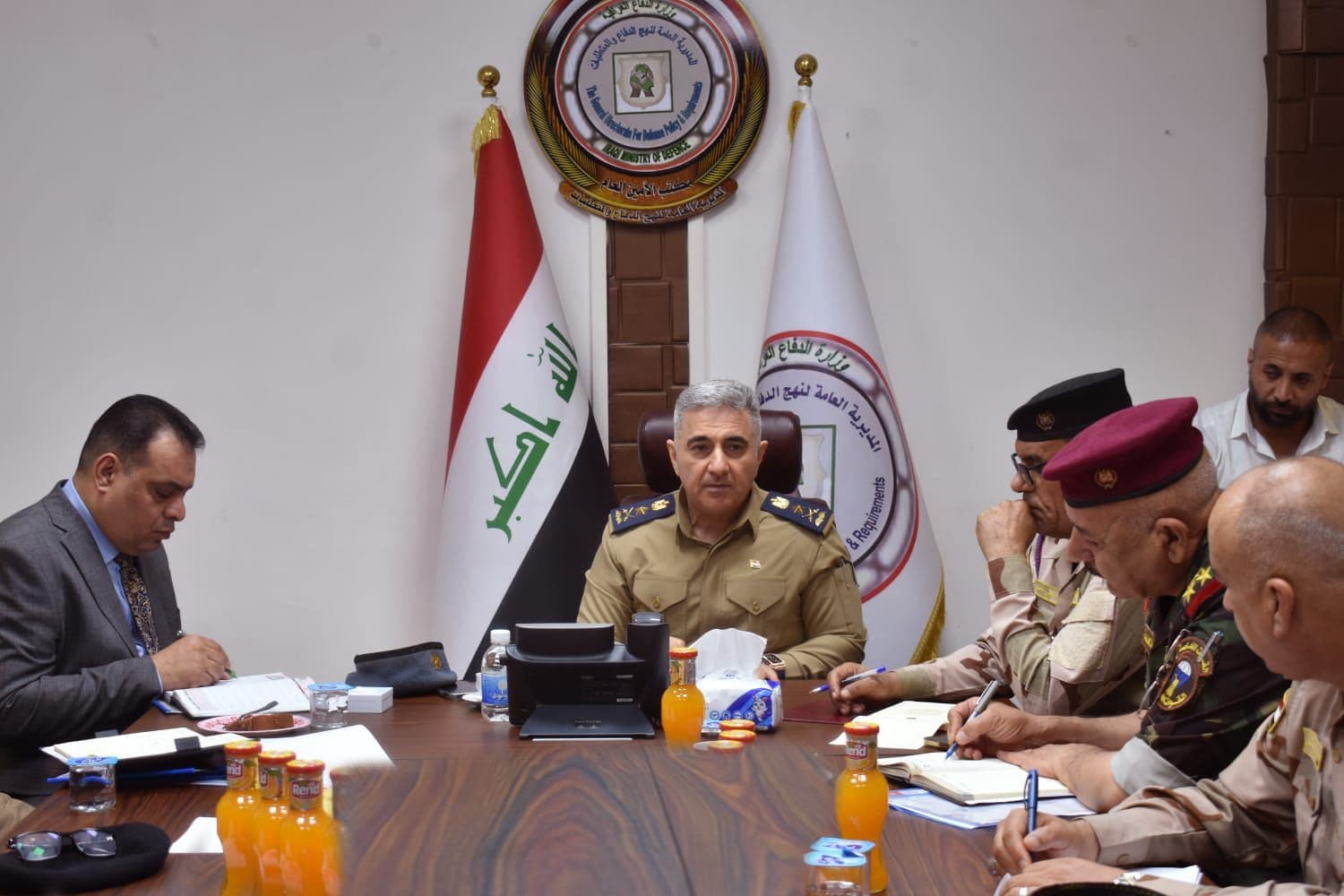 Showan Mazhar (middle) meeting with Iraqi military officials. Photo: Iraqi defence ministry/file 