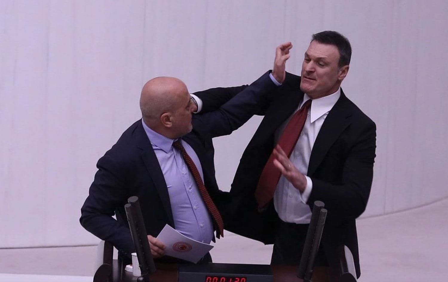 Meclis'te yumruklaşan iki vekile kınama cezası