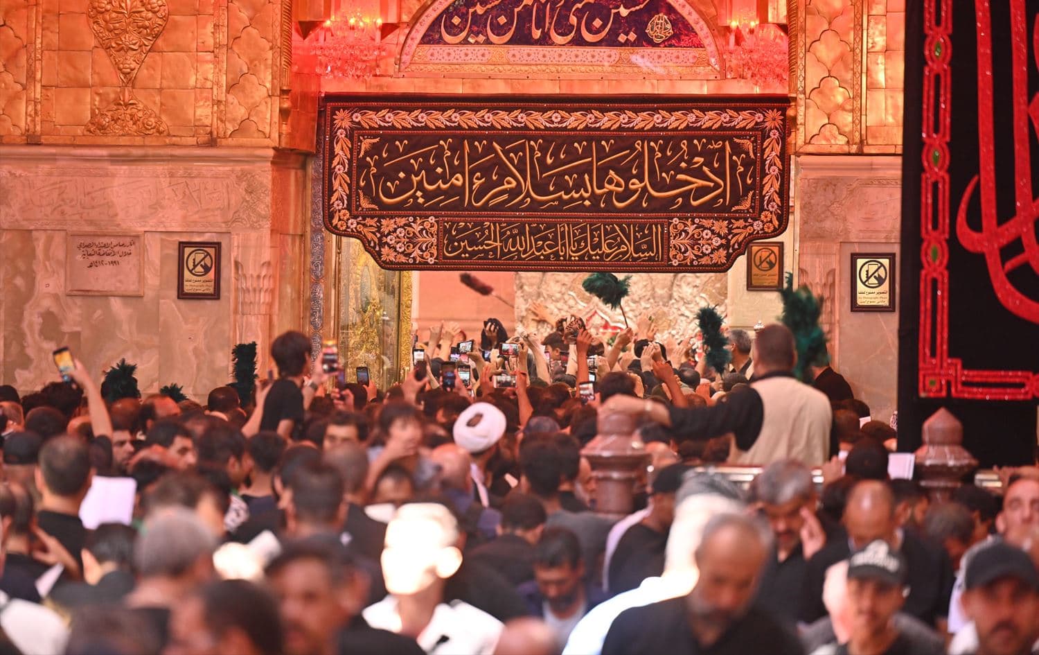 Shiite pilgrims visiting the Imam Hussein shrine in Karbala, Iraq. File photo: Bilind T. Abdullah/Rudaw