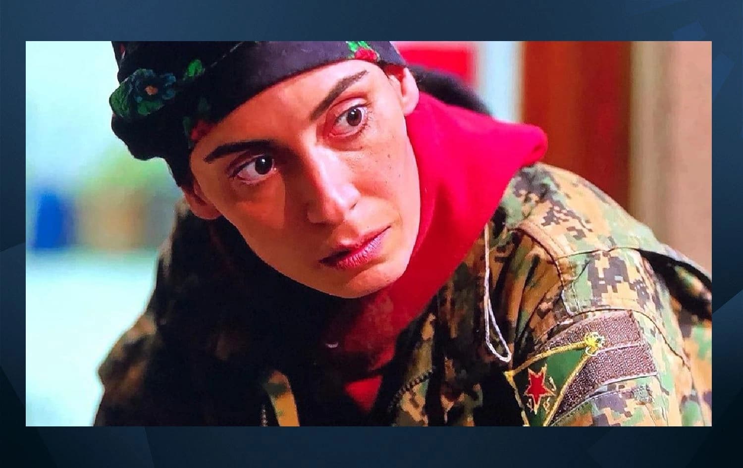 Melîsa Sozen di rêzefîlmê de rola şervaneke Yekîneyên Paristan Jinan (YPJ) wergirtiye / Wêne: Medyaya civakî