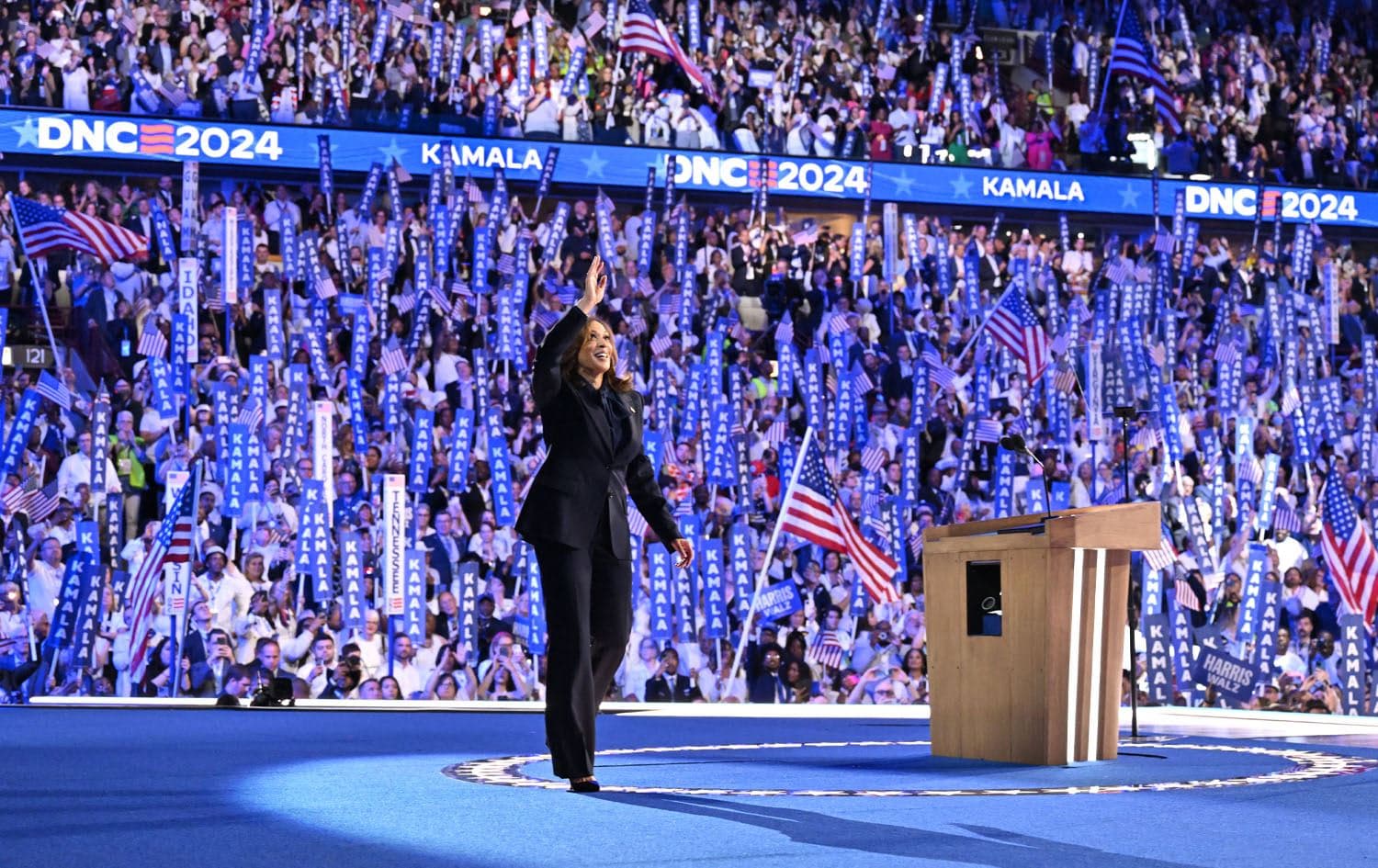 US Vice President and 2024 Democratic presidential candidate Kamala Harris waves as she arrives onstage to speak on the fourth and last day of the Democratic National Convention (DNC) at the United Center in Chicago, Illinois, on August 22, 2024. Photo: AFP