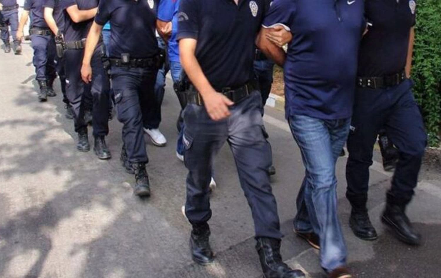 DEM Parti Esenyurt eş başkanları gözaltına alındı