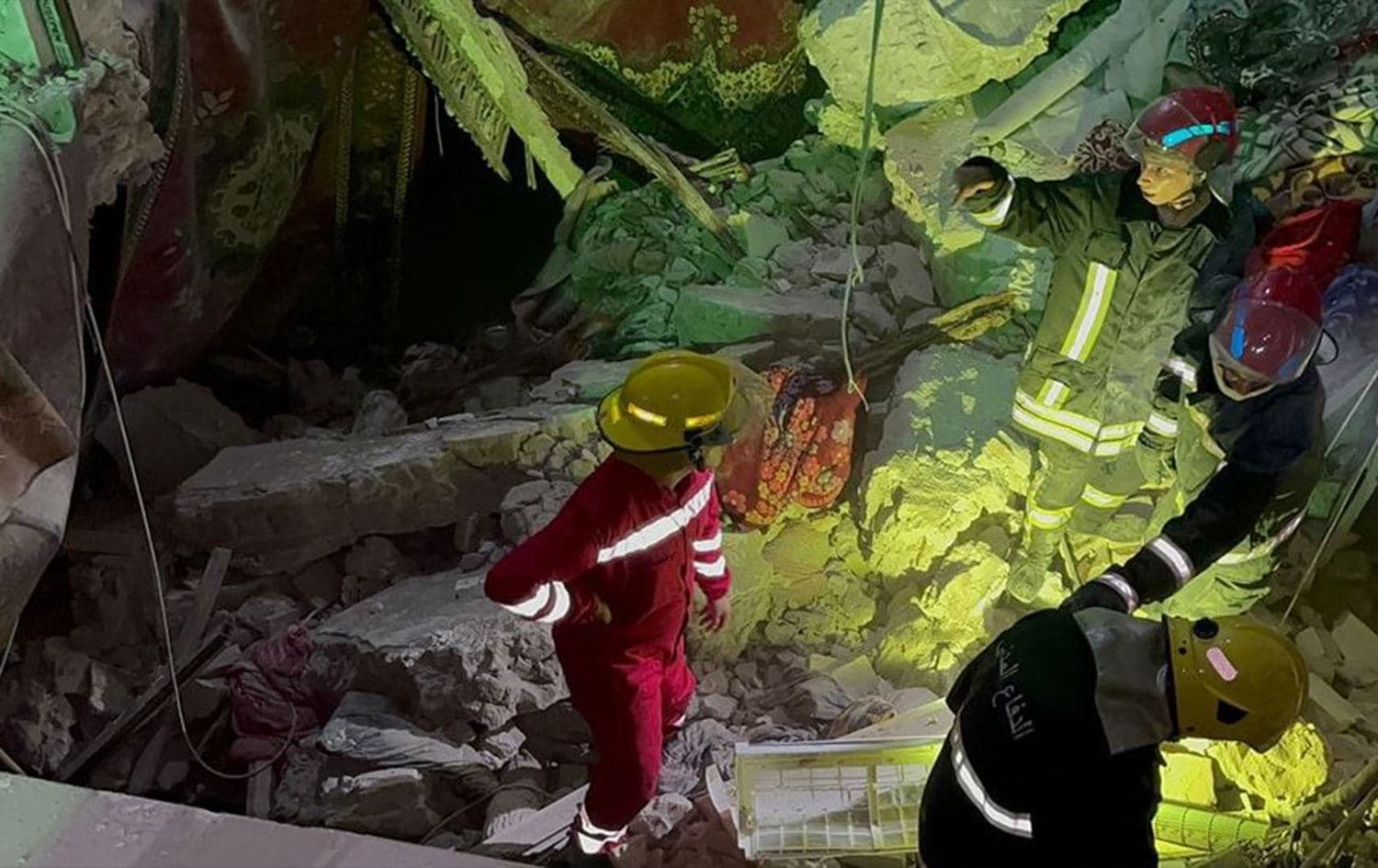 Civil defense teams scramble to rescue victims from underneath the rubble of a collapsed guesthouse for pilgrims in Najaf on August 28, 2024. Photo: Iraqi civil defense
