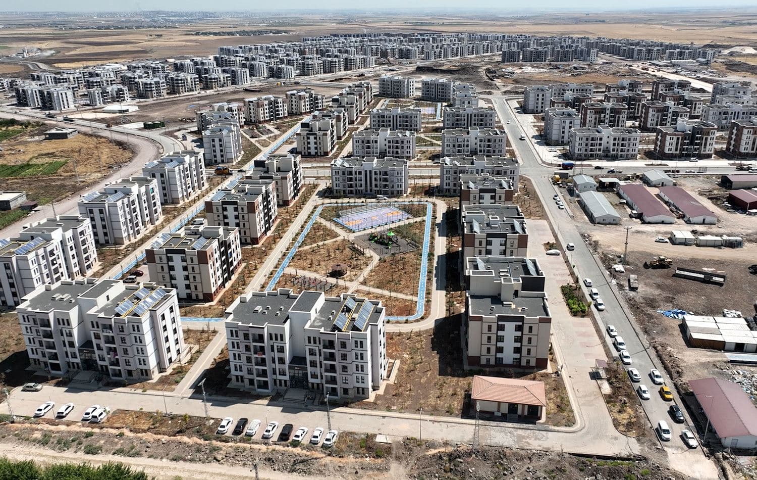 6 Şubat depremlerinin ardından Diyarbakır'da yapımına başlanan 10 bin konutun, 6 bini tamamlandı. / AA