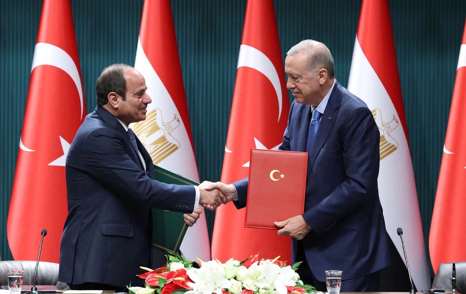 Turkish President Recep Tayyip Erdogan (R) and Egyptian President Abdulfettah al-Sisi (L) shaking hands after signing an agreement and before a joint press conference at the Presidential Complex in Ankara on September 4, 2024. Photo: Turkish presidency