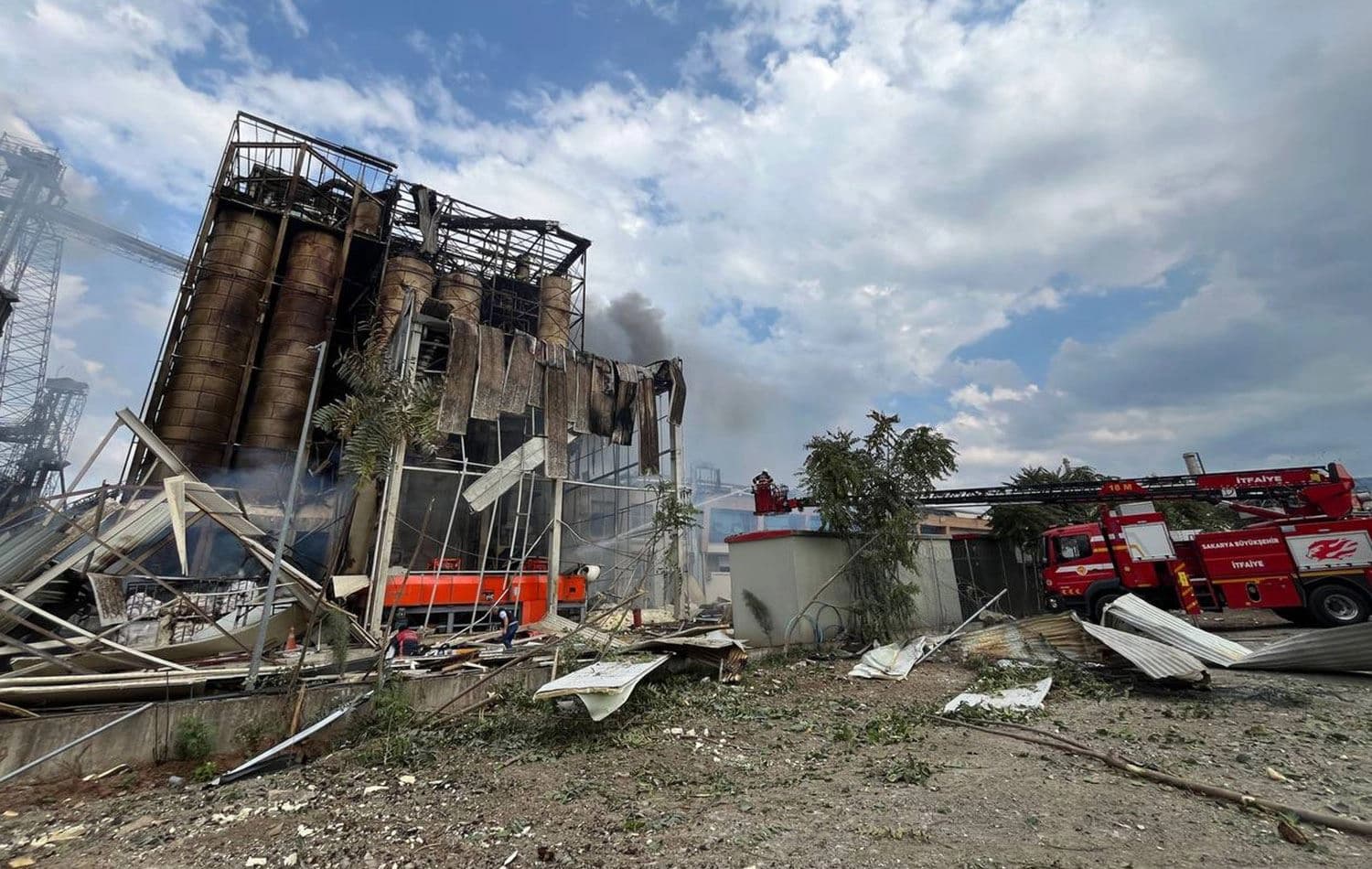 Patlamanın meydana geldiği fabrika / AA