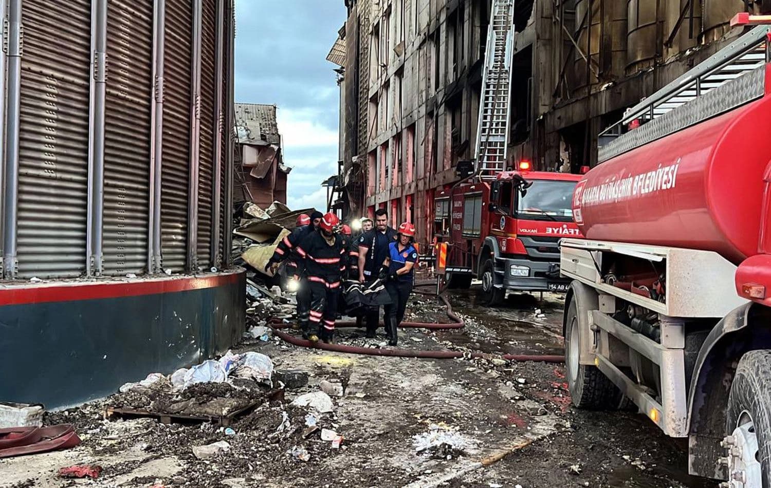 Sakarya’daki fabrika patlamasında bir işçinin cansız bedeni bulundu. / AA