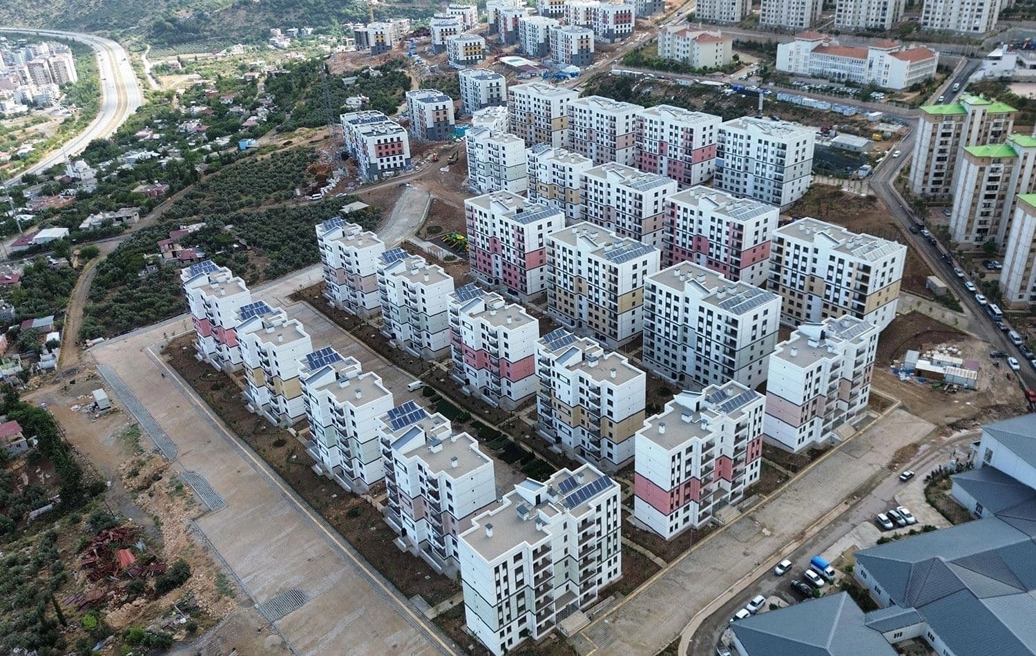 Depremzedeler için İskenderun'da inşa edilen TOKİ konutları / AA