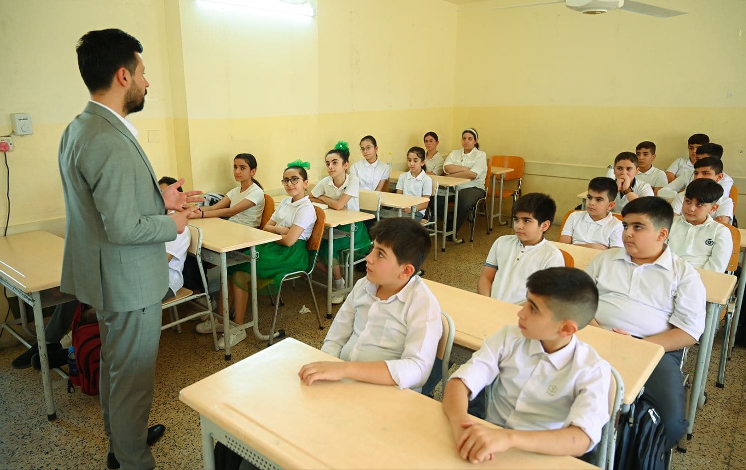 مامۆستایەک لە قوتابخانەیەکی هەولێر وانە دەڵێتەوە. وێنە: بڵند تاهیر - رووداو/ئەرشیڤ