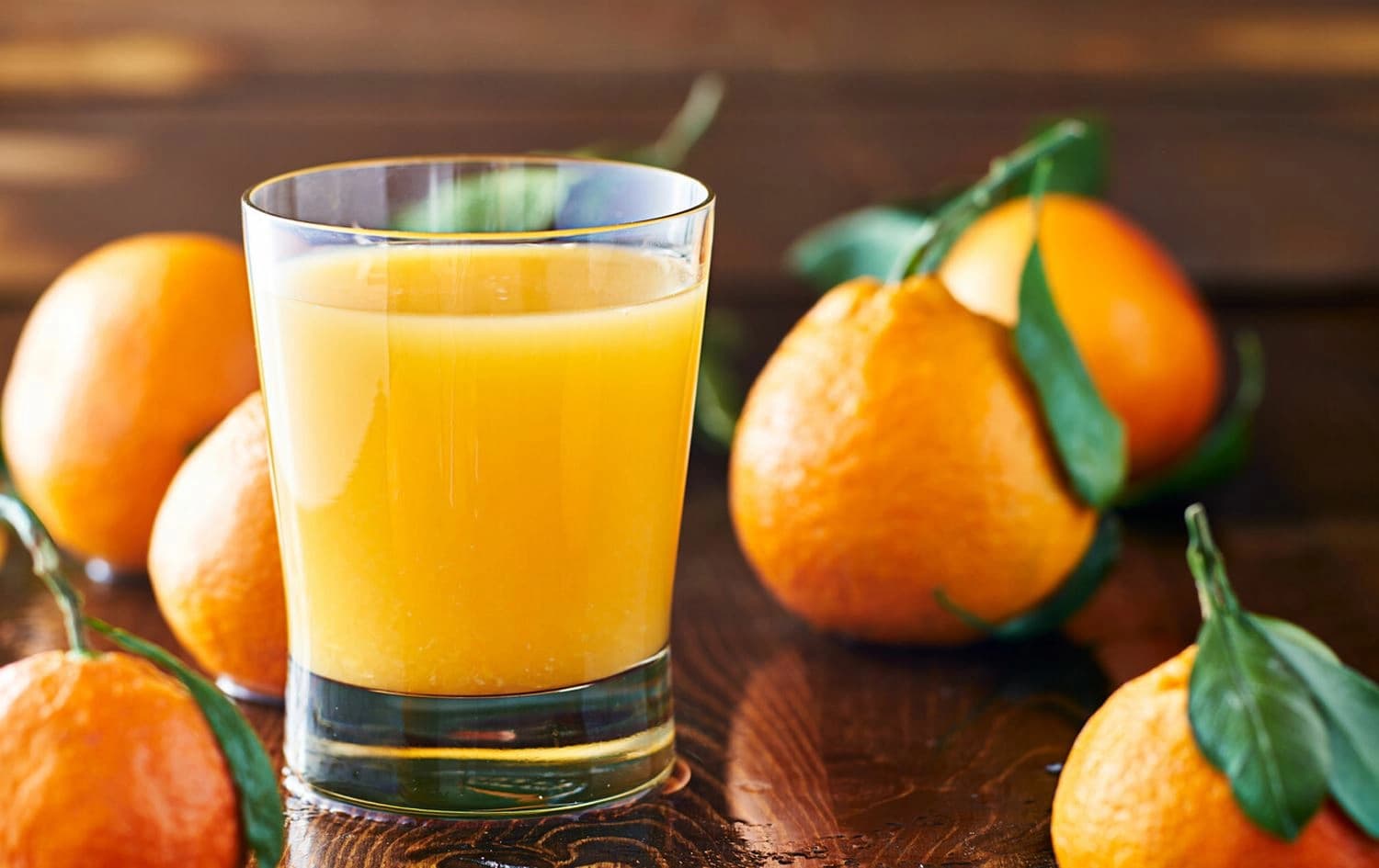 پەرداخێک شەربەتی پرتەقاڵ لەگەڵ چەند پرتەقاڵێک. وێنە: HealthCentral