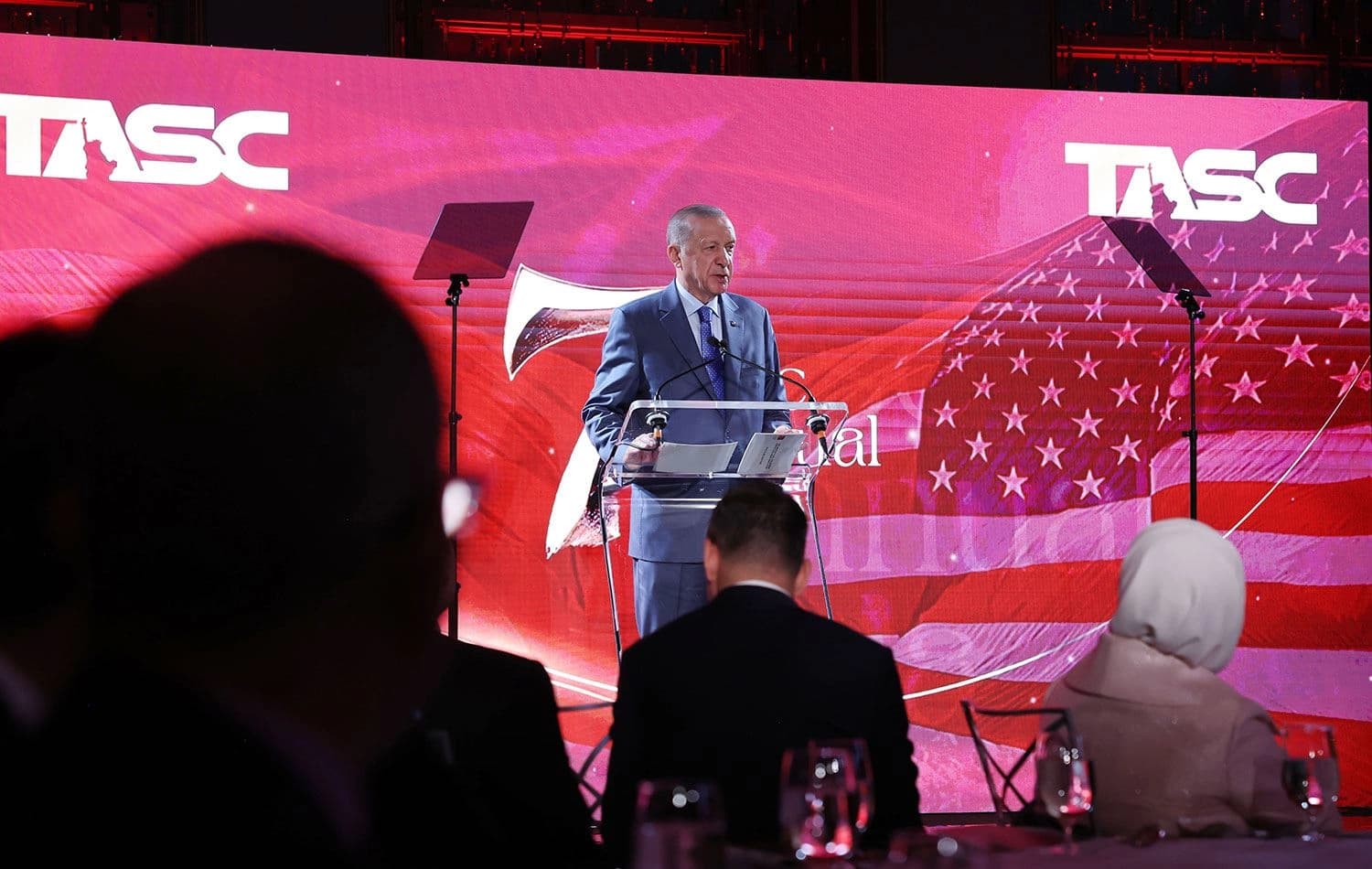 Türkiye Cumhurbaşkanı Erdoğan, New York'ta Türk-Amerikan Ulusal Yönlendirme Komitesince (TASC) düzenlenen akşam yemeğine katıldı. Cumhurbaşkanı Erdoğan, programda konuşma yaptı. / Foto: AA