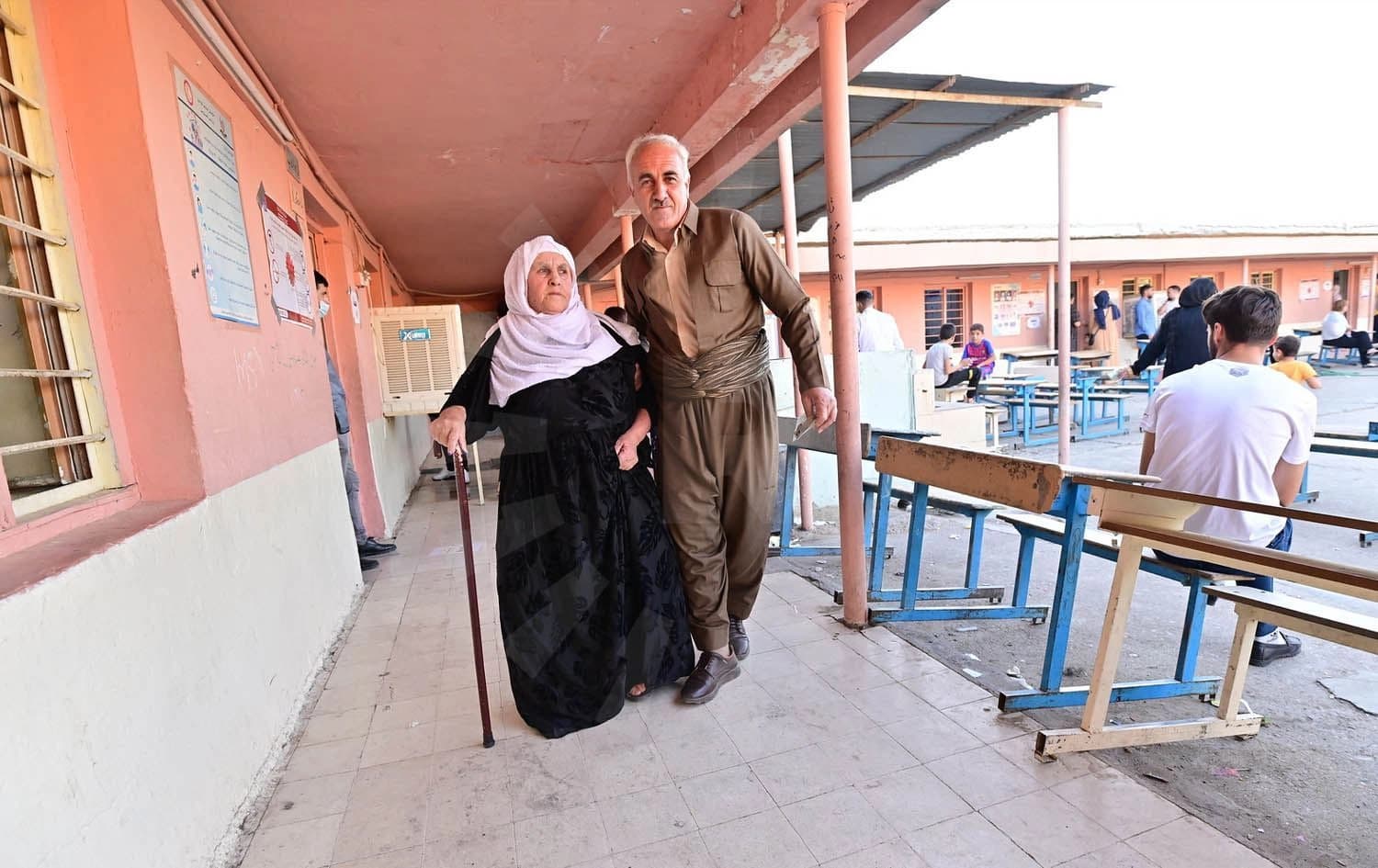 دوو دەنگدەر لەکاتی چوون بۆ بنکەیەکی دەنگدان لە هەڵبژاردنی رابردوو. وێنە: بڵند تاهیر - رووداو/ئەرشیڤ