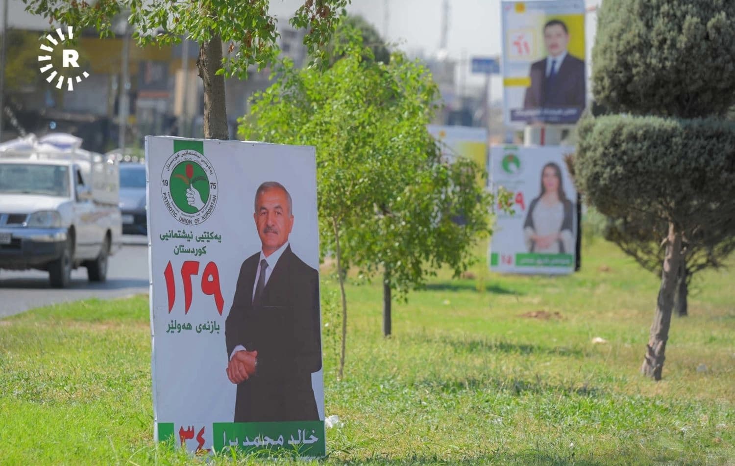 چەند پۆستەرێکی بەربژێران کە لە سەوزایی نێوان شەقامی هەولێر کەسنەزان دانراون، وێنە: بڵند تاهیر - رووداو