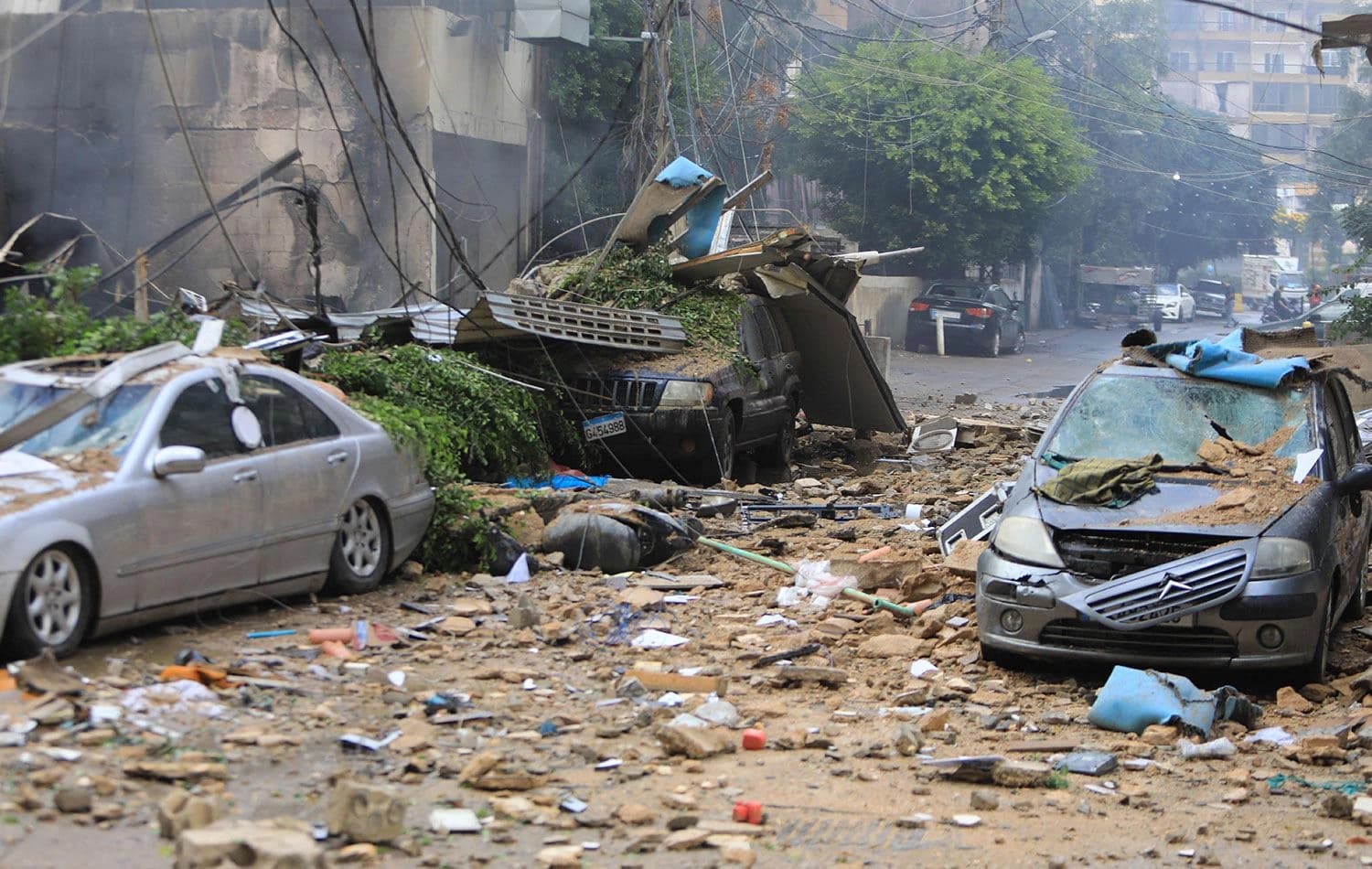 Beyrut'a düzenlenen hava saldırısı sonucu oluşan hasardan bir görüntü. / Foto: AFP