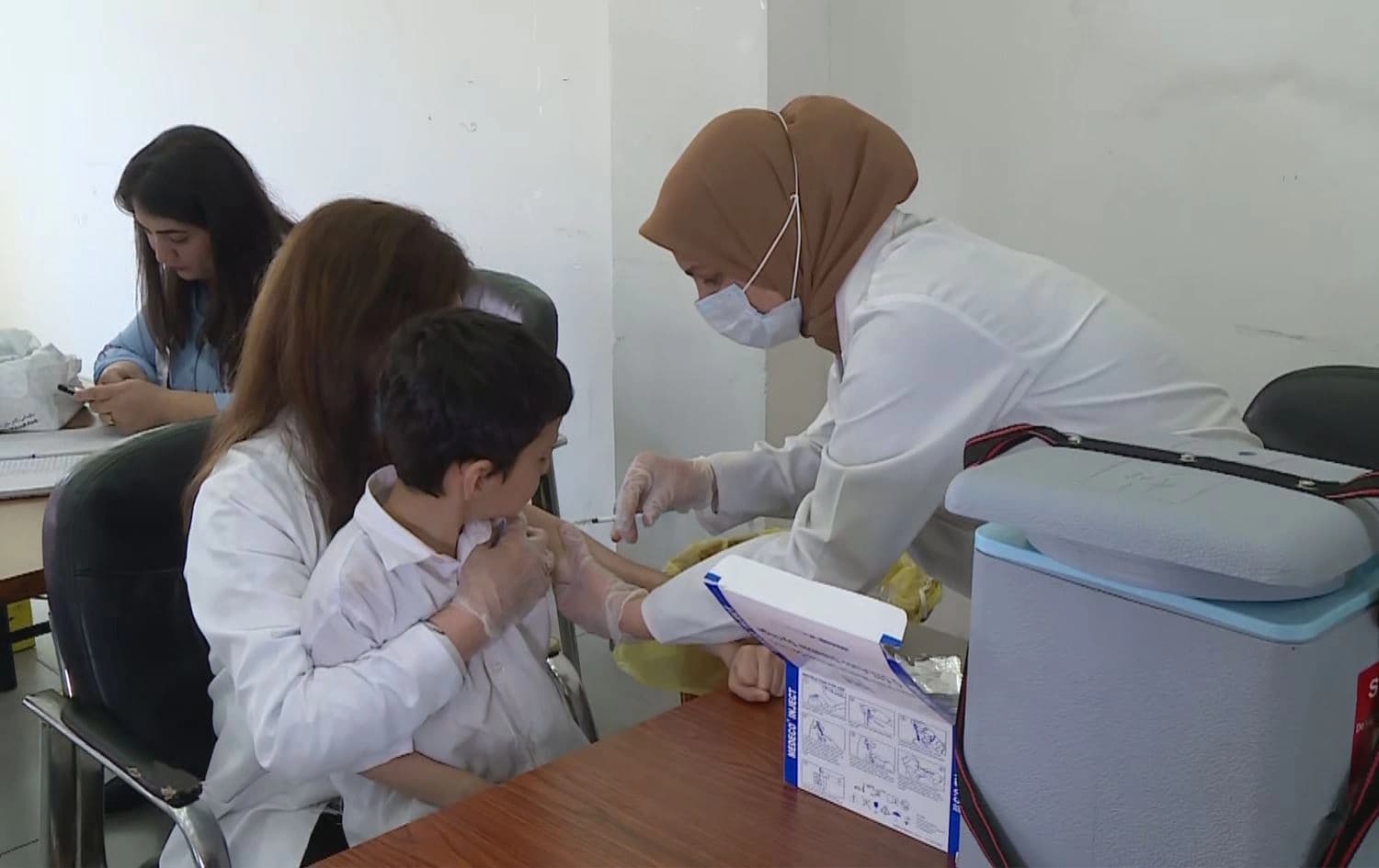 کوتانی منداڵان لەلایەن تیمەکانی تەندروستی. وێنە: رووداو