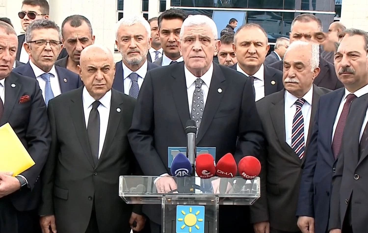 İYİ Parti Genel Başkanı Müsavat Dervişoğlu (ortada) açıklama yaptı. /  Foto: ANKA