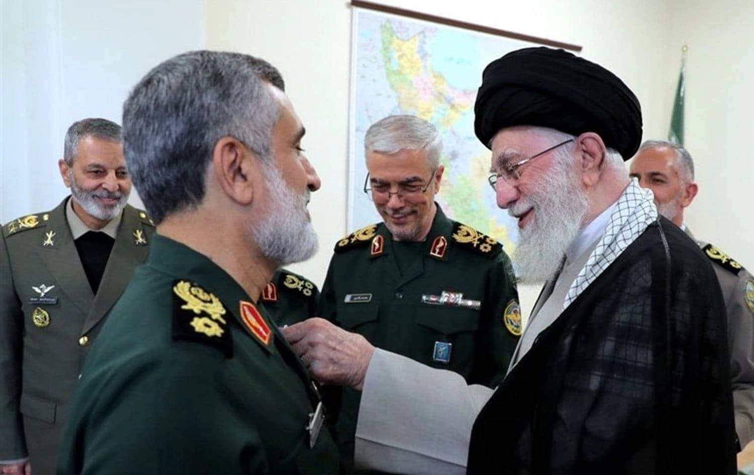 خامنەیی فەرماندەی هێزی ئاسمانیی سوپای پاسداران خەڵات دەکات