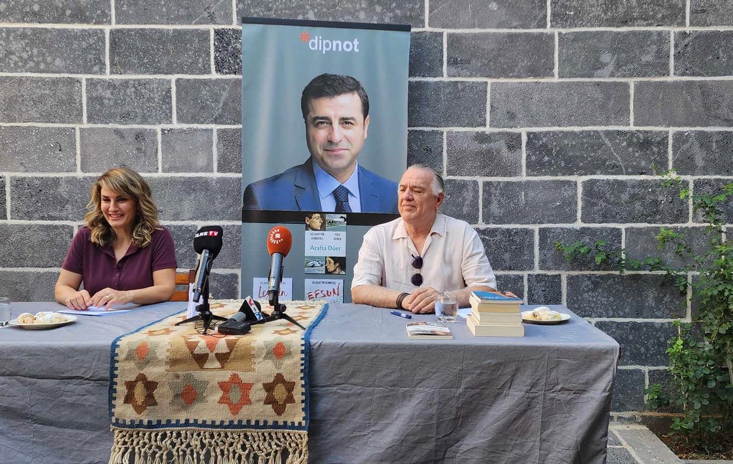 Başak Demirtaş ile Yiğit Bener, Demirtaş'ın kitaplarını imzaladı. / Foto: Abdulselam Akıncı / Rûdaw
