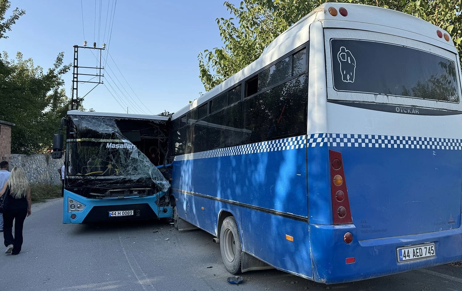 Otobus û mîdîbus li hev qelibîn / Wêne: AA