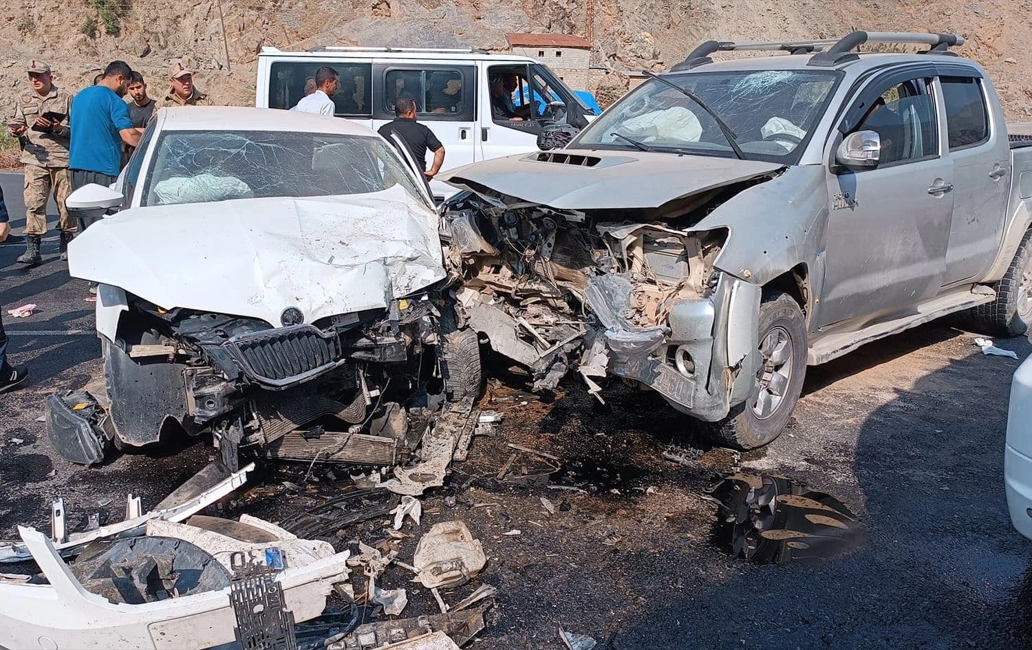 Li Colemêrgê pîkap û otomobîl li hev qelibîn /Wêne: AA