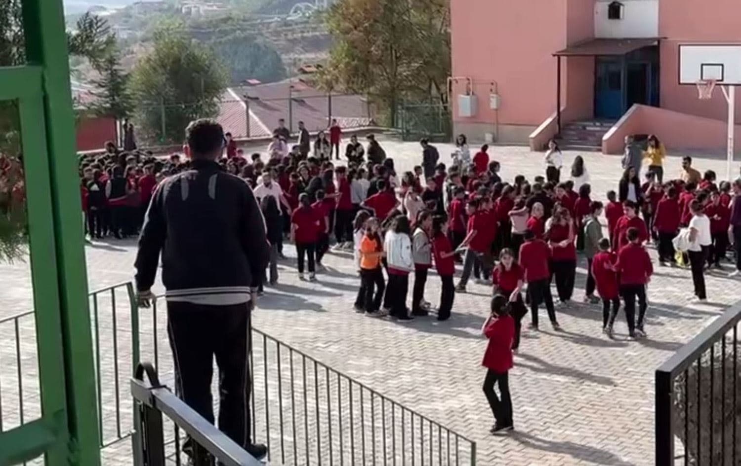 Li Dêrsimê îro piştî erdhejê dibistanek / Wêne: Ji dîmenan / Rûdaw