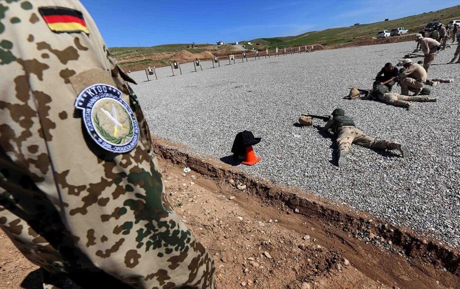 A German military trainer looks at Kurdish Peshmerga shooting during a training in Erbil, Kurdistan Region, on March 9, 2016. Photo: AFP/Safin Hamed