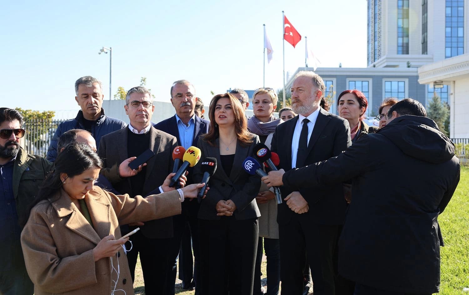 Parlamenterên DEM Partiyê li ber Wezareta Tenduristiyê ya Tirkiyeyê daxuyaniyek da / Wêne: DEM Partî