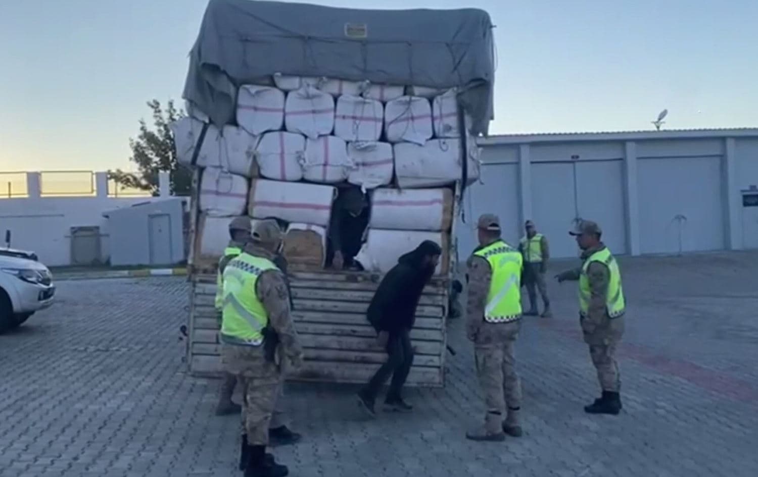 Li Wanê di barhilgirekê de 36 koçber hatin girtin /Wêne: AA