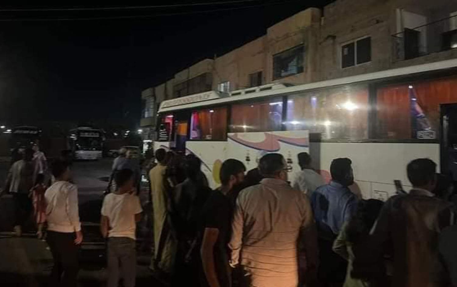 وصول عوائل لبنانية الى البصرة