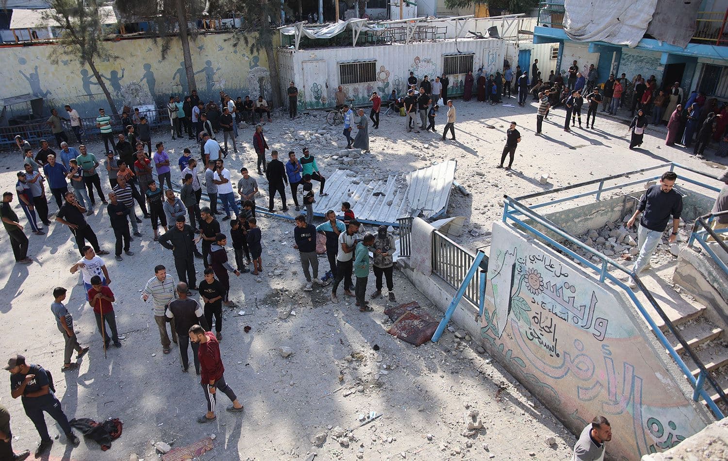 İsrail ordusu, Gazze’nin batısındaki Eş-Şati Mülteci Kampı'nda yerlerinden edilmiş kişilerin sığındığı "Esma" okulunu da bombalamıştı. / Foto: AA
