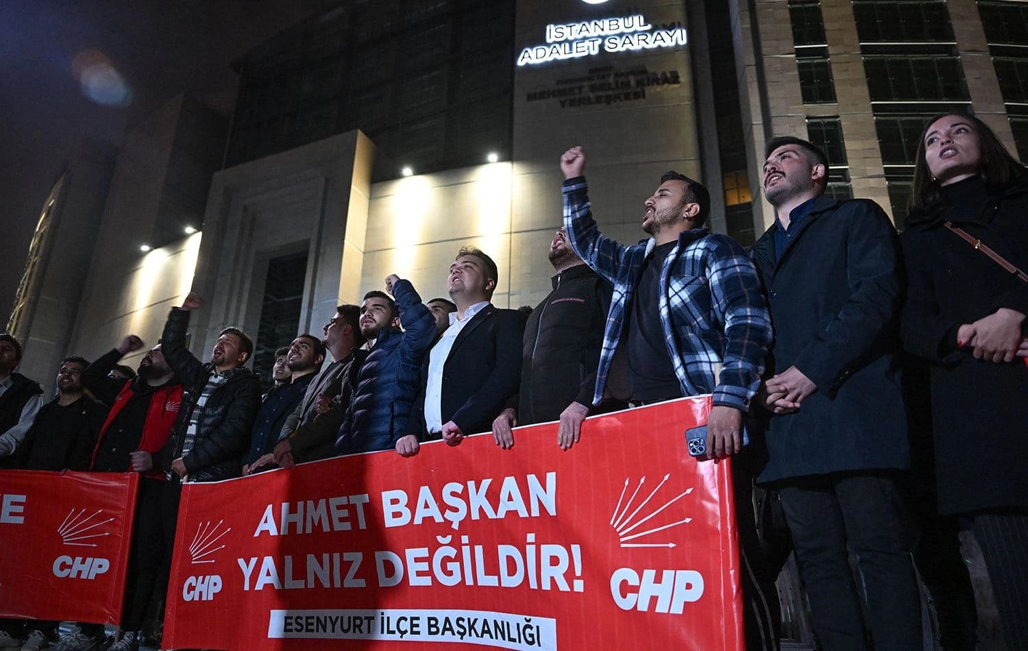 CHP'liler dün gece Çağlayan Adliyesi önünde eylem yaptı. / Foto: AA