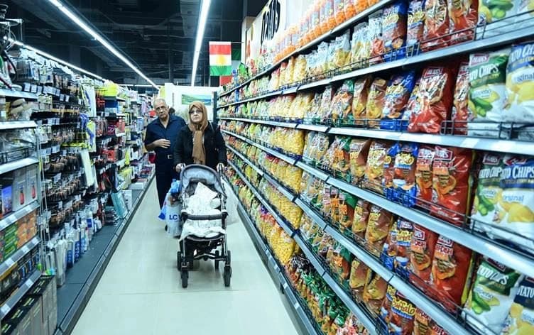 ژن و پیاوێک لە مارکێتێکی هەولێر بازاڕی دەکەن. وێنە: بڵند تاهیر - رووداو