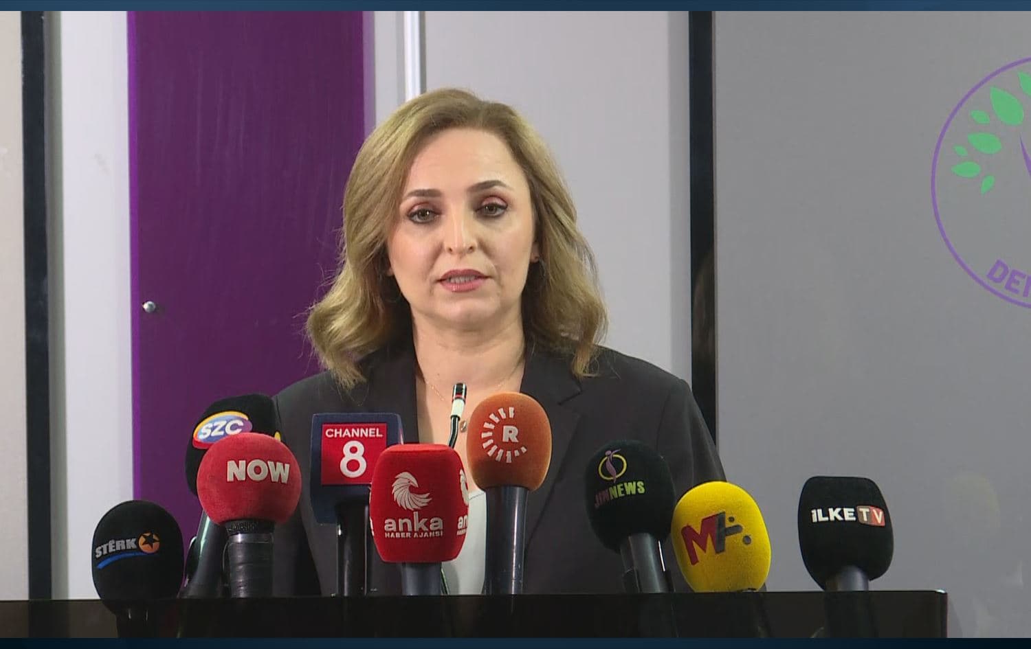  Ayşegul Doganê derbarê mijarên di rojevê de ne li navenda giştî ya partiya xwe daxuyanî da / Wêne: Rûdaw