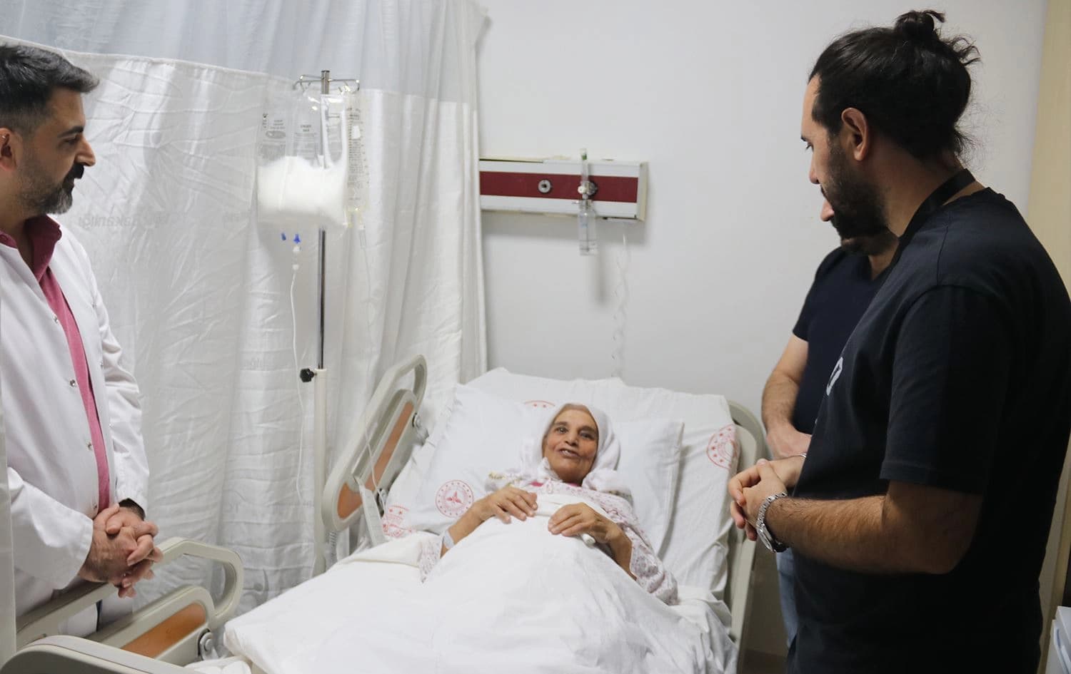 Remziye Koyuna 72 salî û bijîşkên wê/Wêne: AA