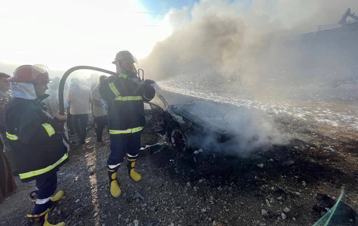 Firefighters in Sinjar (Shingal) work to extinguish car on fire on November 10, 2024. Photo: Rojnews