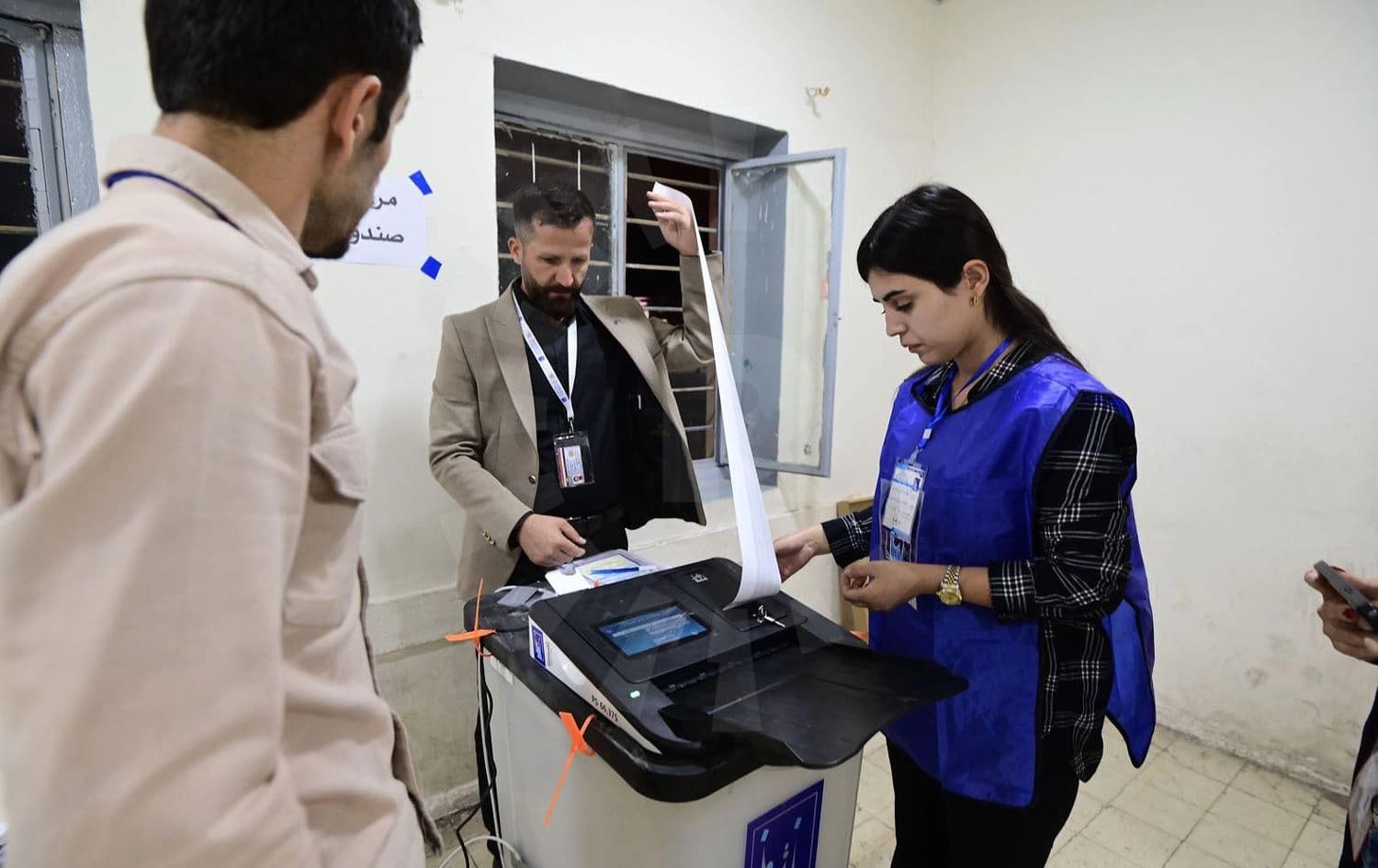 Officials examine ballot sheets at a polling station in Erbil on November 3, 2024. Photo: Bilind T. Abdullah/Rudaw