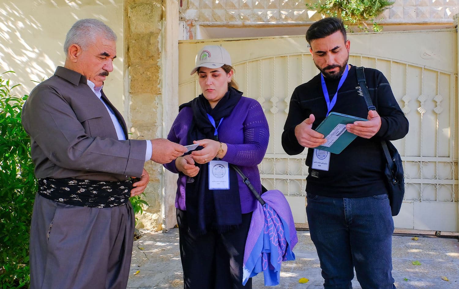  Census enumerators recording information from a house in Erbil province on November 20, 2024. Photo: Bilind T. Abdullah/Rudaw