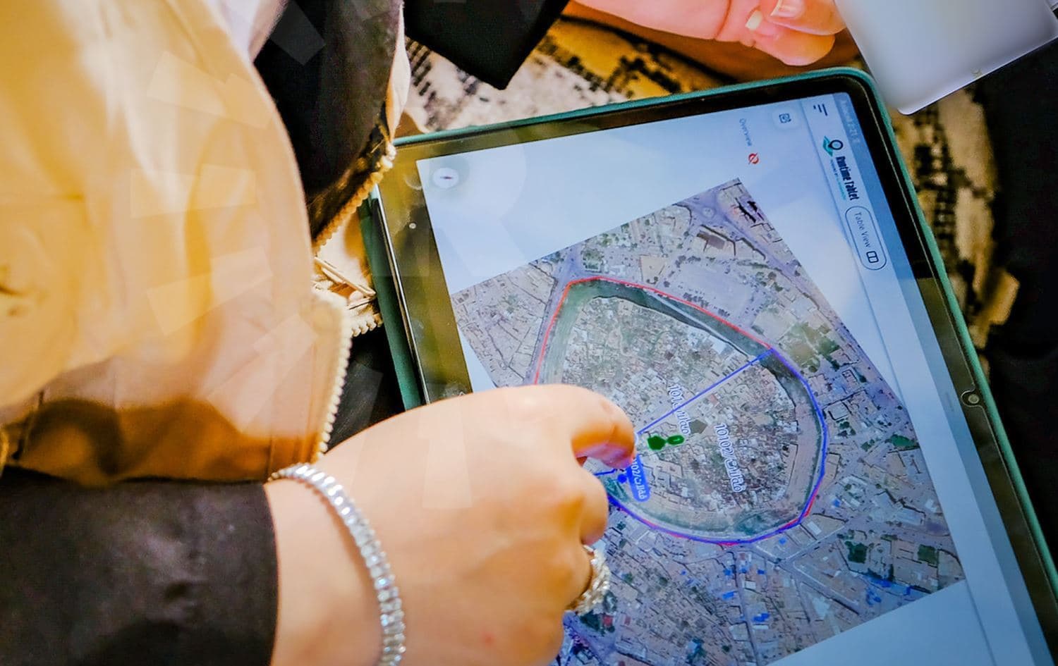 An numerator using an iPad during population census in Erbil on November 21, 2024. Photo: Bilind T. Abdullah/Rudaw 