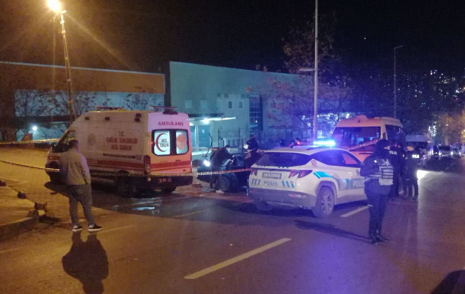 Polis ekiplerinin olay yerlerinde inceleme yaptı. / Foto: AA