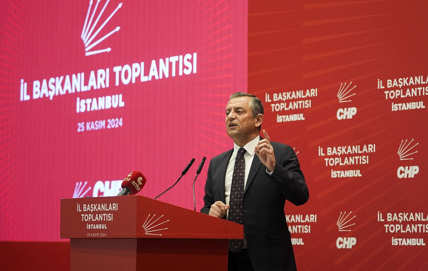 CHP Genel Başkanı Özgür Özel, Avcılar'da bir otelde düzenlenen CHP İl Başkanları Toplantısı'nda konuştu. / Foto: AA