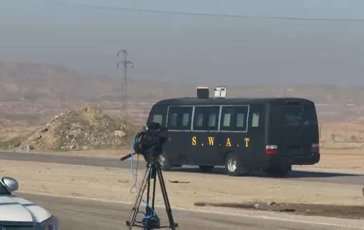 وێنەیەکی وەرگیراو لە گرتەیەکی ڤیدیۆیی تێیدا ئۆتۆمبێلێکی سوات دەردەکەوێت، کە دەگوترێت بەشێکی زیندانییە رادەستکراوەکانی تێدا بووە 